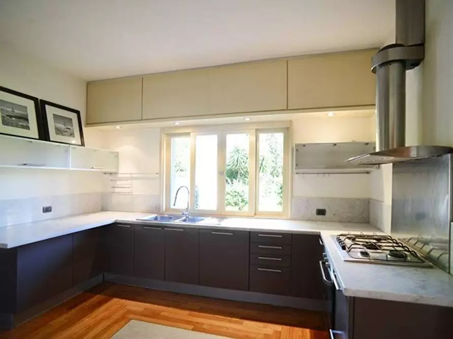 Immagine 39 di Villa in vendita  a Viareggio