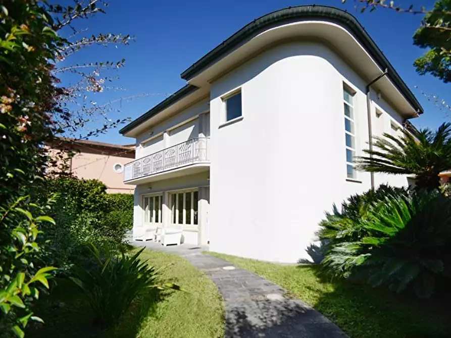 Immagine 78 di Villa in vendita  a Viareggio
