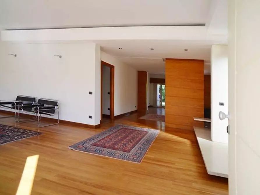 Immagine 9 di Villa in vendita  a Viareggio