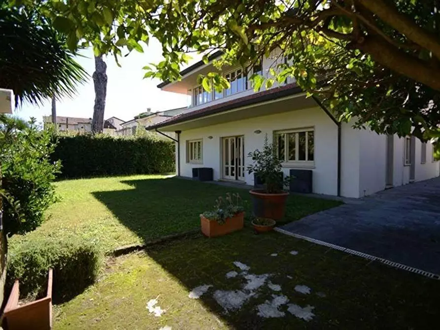 Immagine 64 di Villa in vendita  a Viareggio