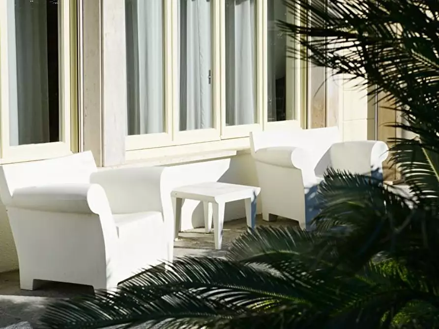 Immagine 3 di Villa in vendita  a Viareggio