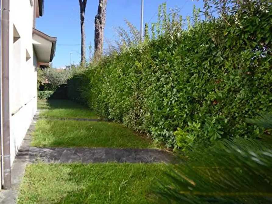 Immagine 70 di Villa in vendita  a Viareggio