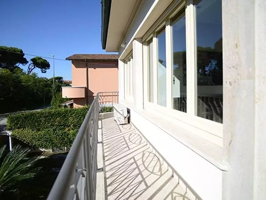 Immagine 50 di Villa in vendita  a Viareggio