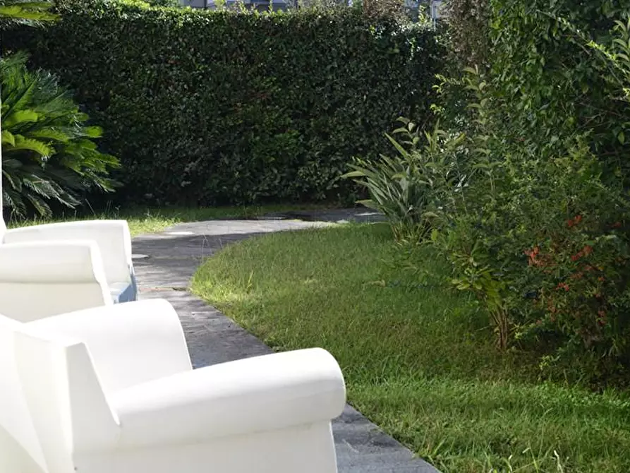 Immagine 6 di Villa in vendita  a Viareggio