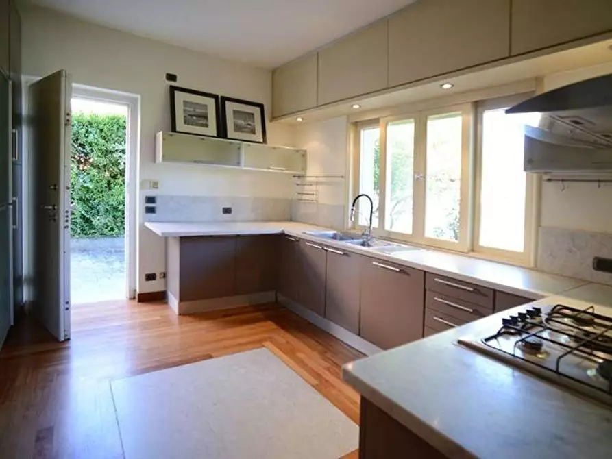 Immagine 38 di Villa in vendita  a Viareggio