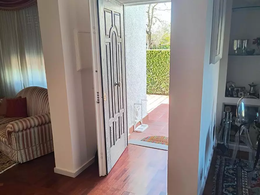 Immagine 11 di Villa in vendita  a Pisa