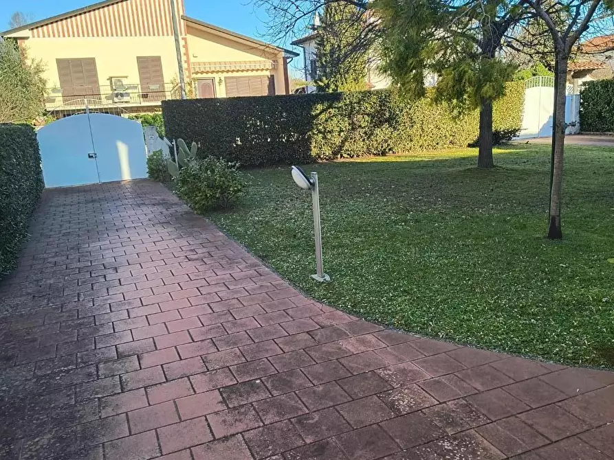 Immagine 4 di Villa in vendita  a Pisa