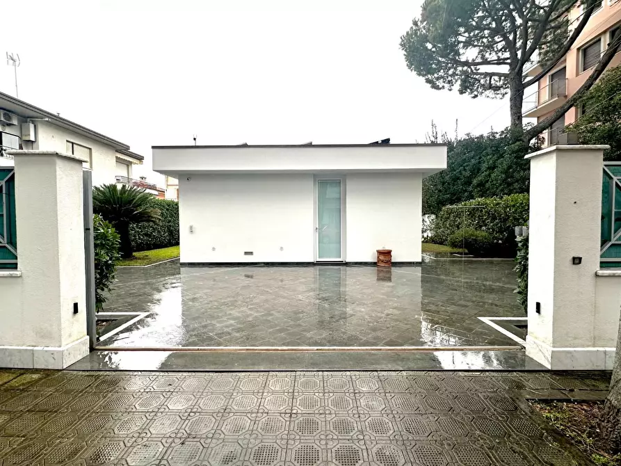 Immagine 16 di Villa in vendita  a Camaiore