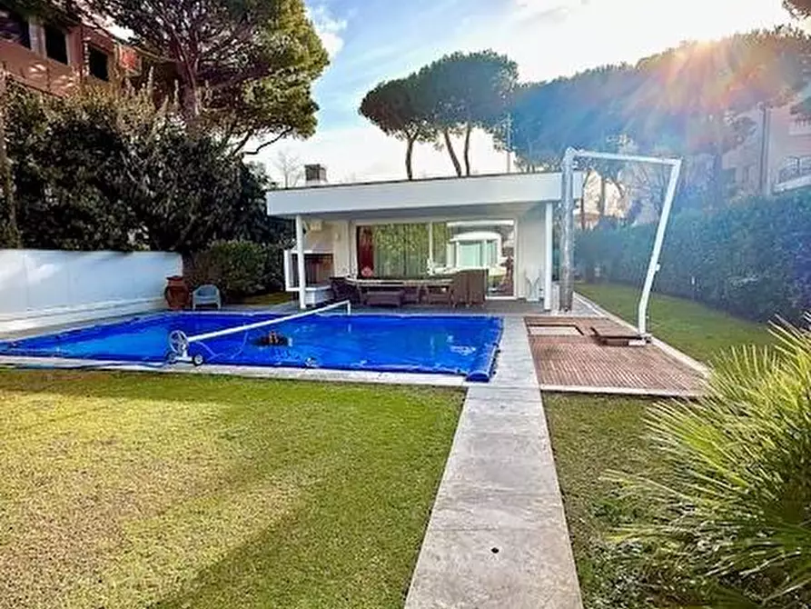 Immagine 5 di Villa in vendita  a Camaiore