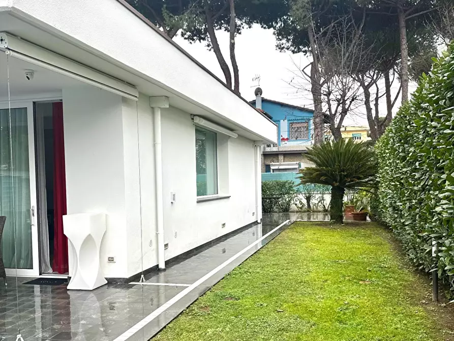 Immagine 22 di Villa in vendita  a Camaiore