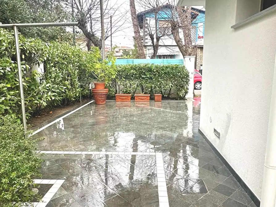 Immagine 18 di Villa in vendita  a Camaiore