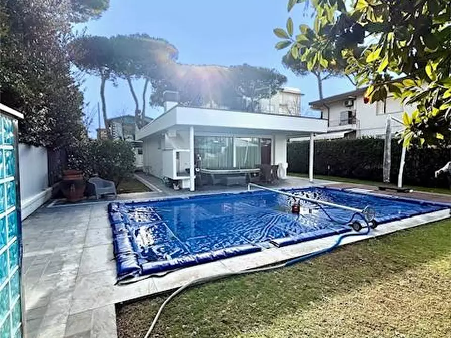 Immagine 25 di Villa in vendita  a Camaiore