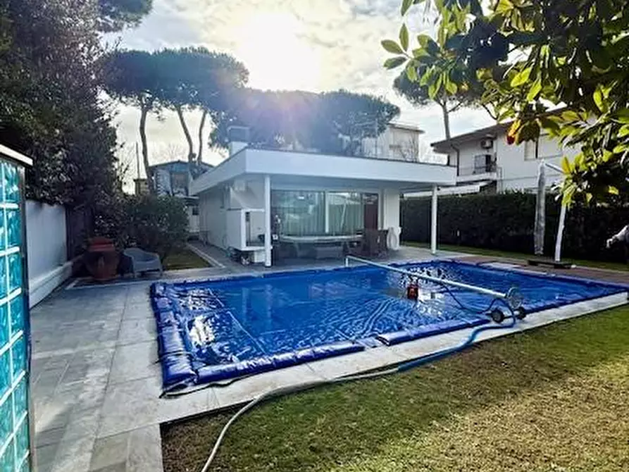 Immagine 4 di Villa in vendita  a Camaiore
