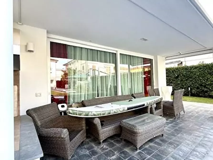 Immagine 8 di Villa in vendita  a Camaiore