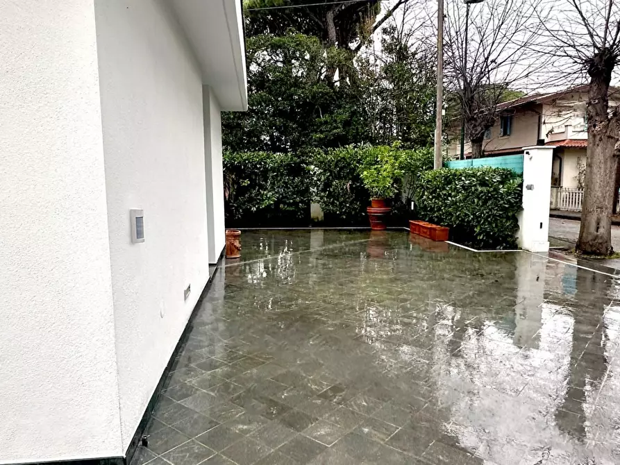 Immagine 11 di Villa in vendita  a Camaiore
