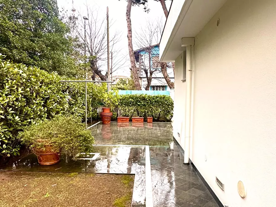 Immagine 17 di Villa in vendita  a Camaiore