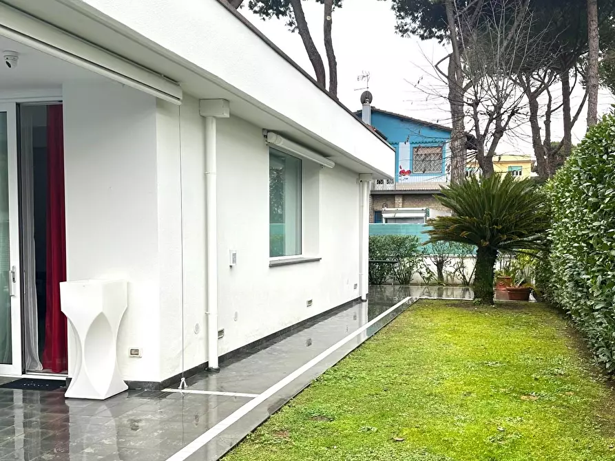 Immagine 23 di Villa in vendita  a Camaiore