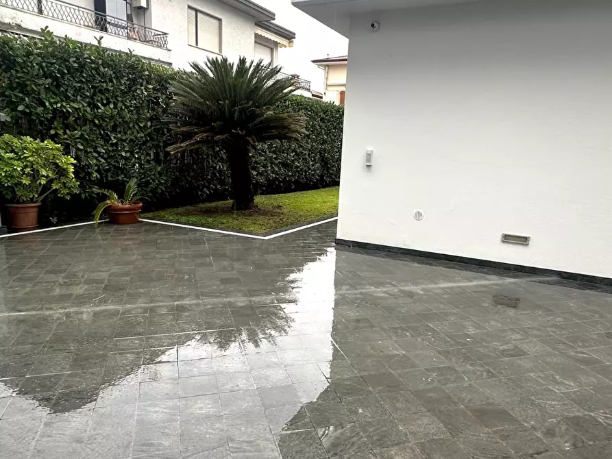 Immagine 20 di Villa in vendita  a Camaiore