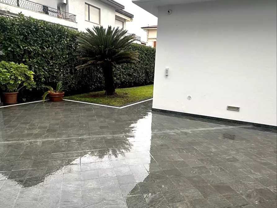 Immagine 9 di Villa in vendita  a Camaiore