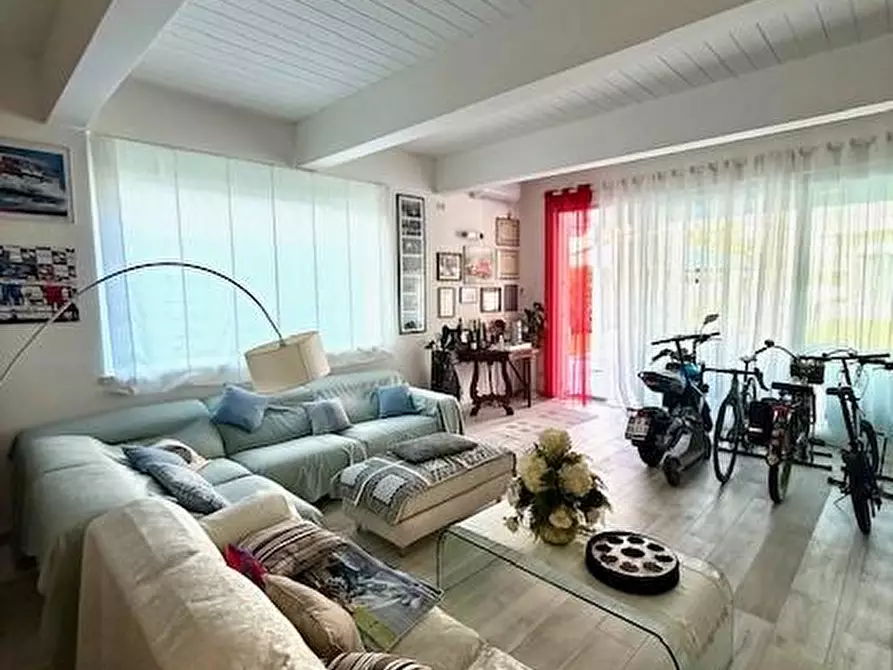 Immagine 10 di Villa in vendita  a Camaiore