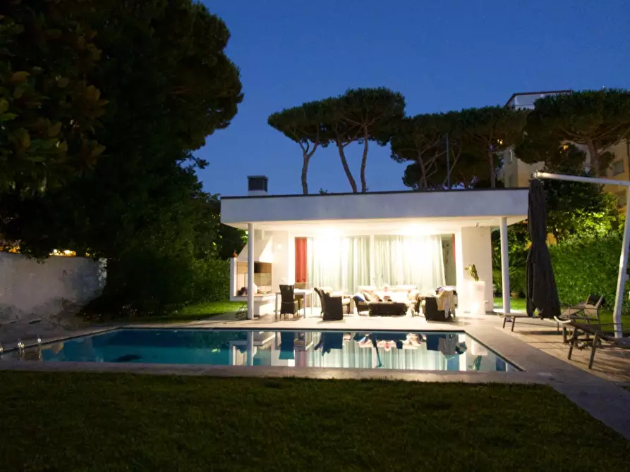 Immagine 2 di Villa in vendita  a Camaiore