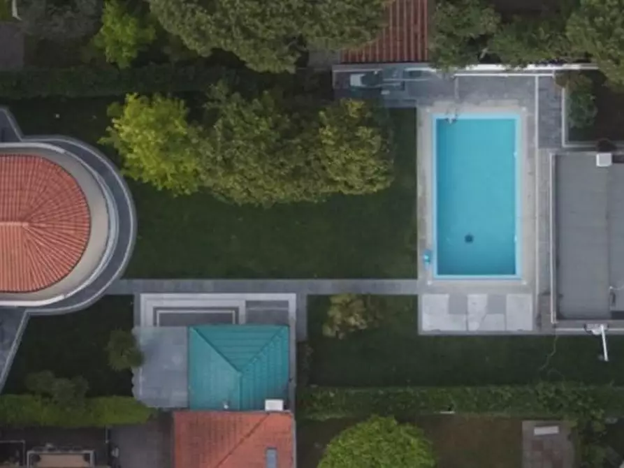 Immagine 3 di Villa in vendita  a Camaiore