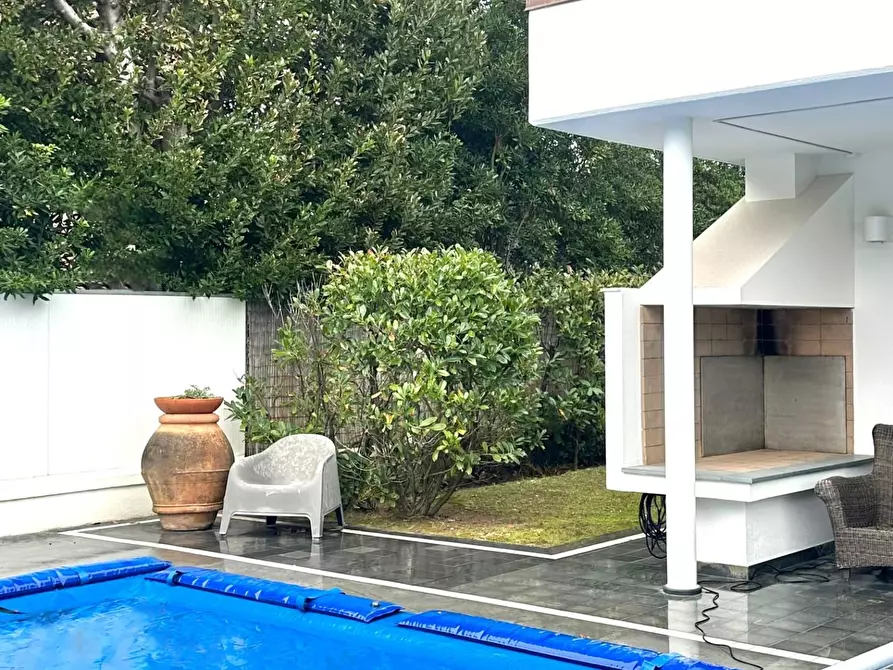 Immagine 6 di Villa in vendita  a Camaiore