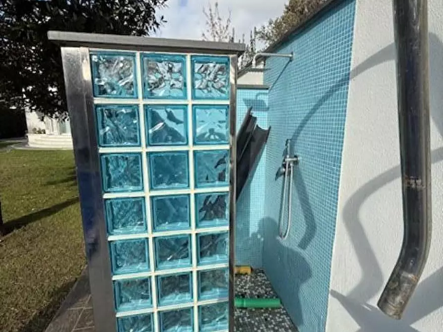 Immagine 7 di Villa in vendita  a Camaiore