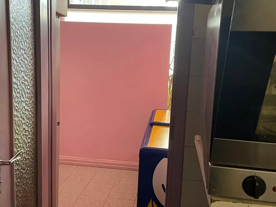 Immagine 15 di Locale commerciale in vendita  a Torino