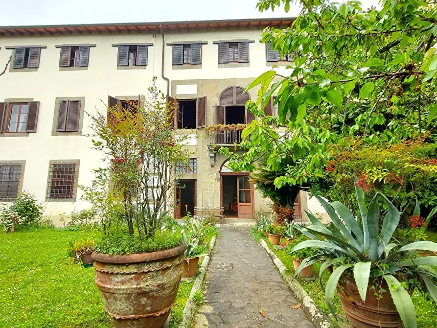 Immagine 2 di Villa in vendita  a Capannori