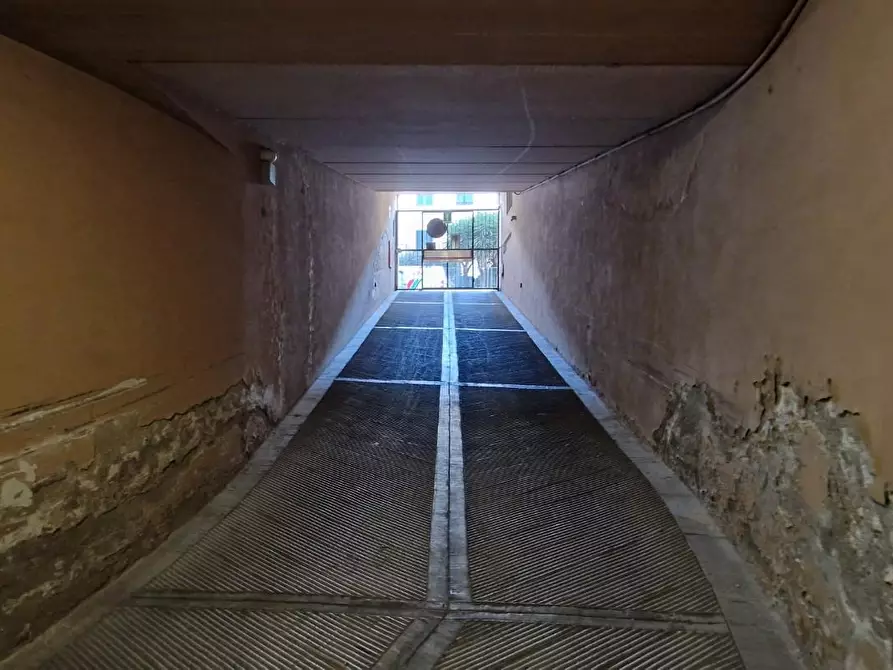 Immagine 8 di Garage in vendita  a Pisa