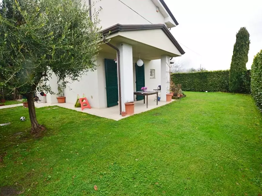 Immagine 1 di Casa bifamiliare in vendita  a Capannori