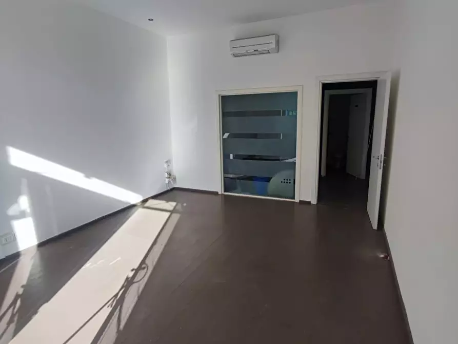 Immagine 11 di Locale commerciale in affitto  a Palaia