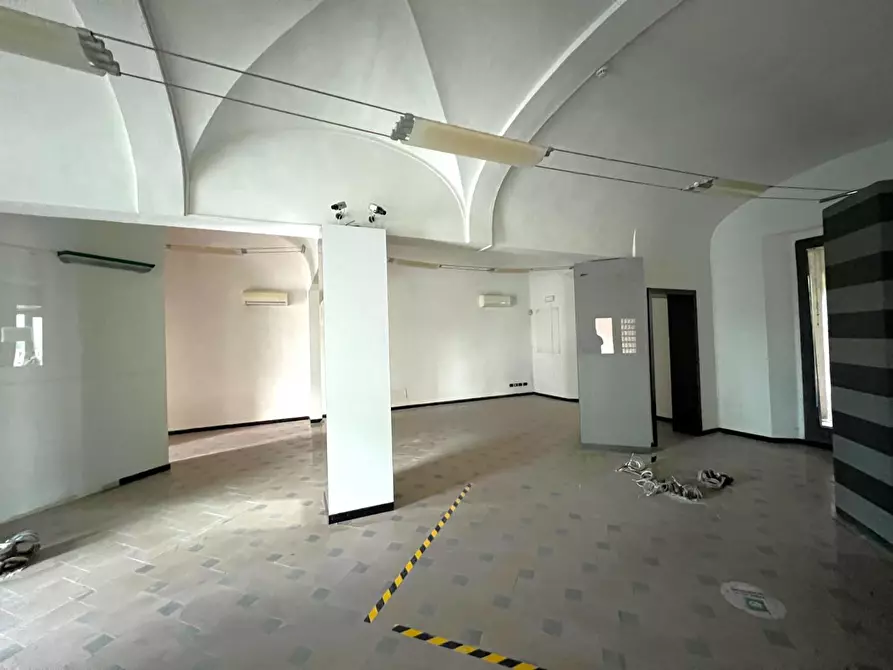Immagine 2 di Locale commerciale in affitto  a Cascina