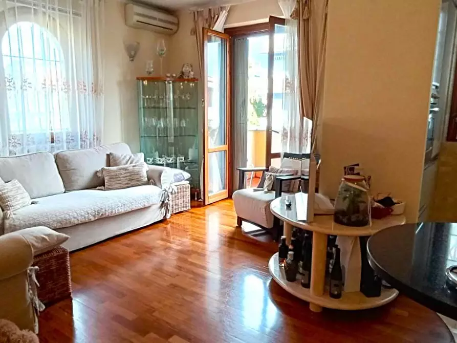 Immagine 2 di Appartamento in vendita  a Massa