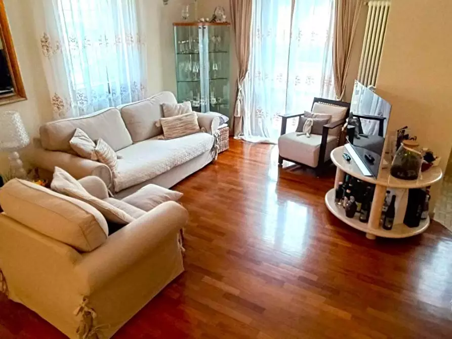 Immagine 1 di Appartamento in vendita  a Massa