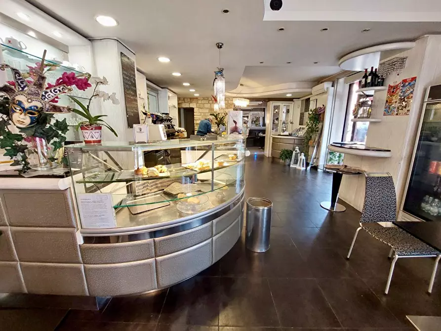 Immagine 21 di Bar / Ristorante in vendita  a Viareggio