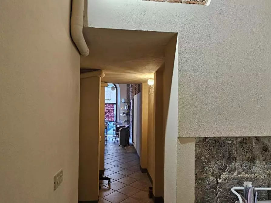 Immagine 1 di Locale commerciale in affitto  a Pisa