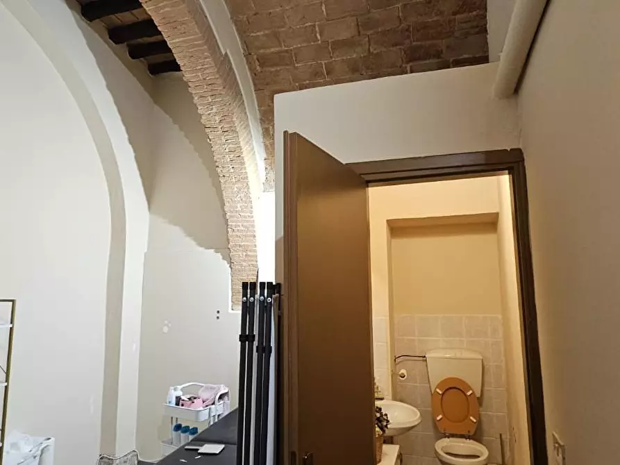 Immagine 2 di Locale commerciale in affitto  a Pisa