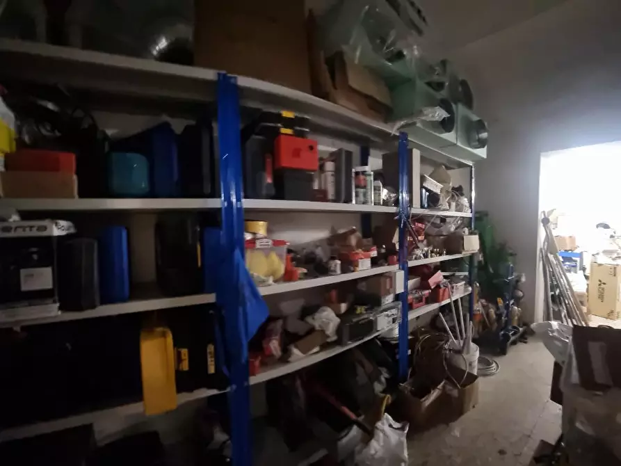 Immagine 2 di Capannone industriale in vendita  a Livorno