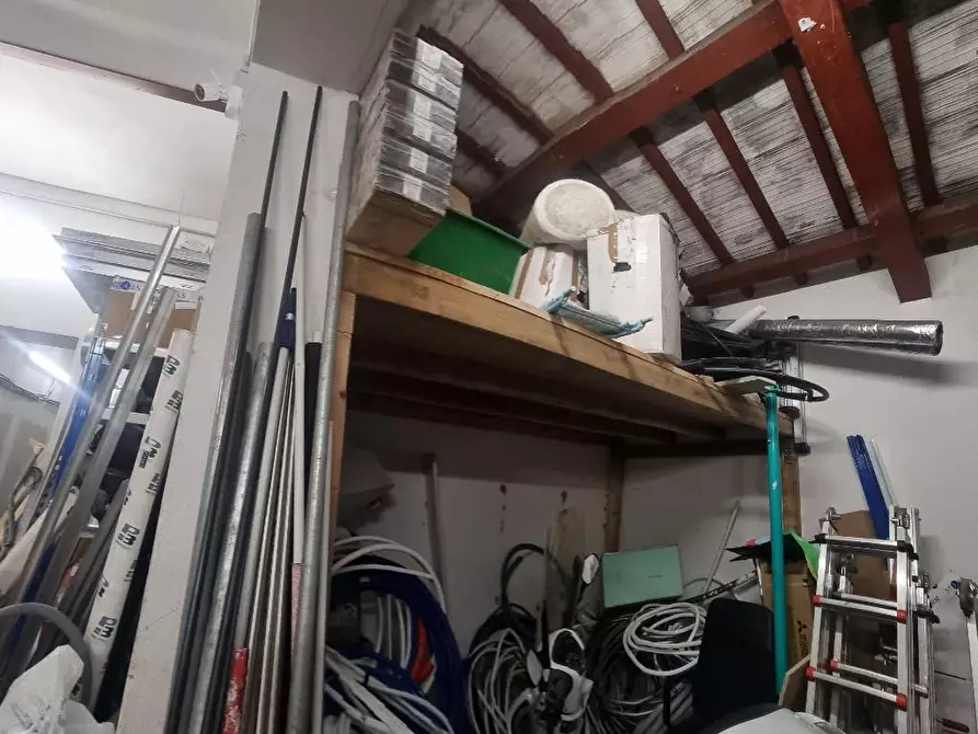 Immagine 12 di Capannone industriale in vendita  a Livorno