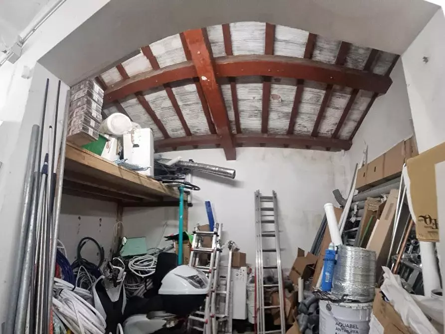 Immagine 11 di Capannone industriale in vendita  a Livorno