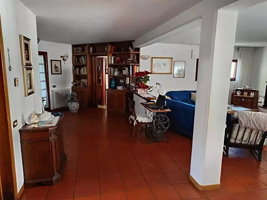 Immagine 58 di Villa in vendita  a Carrara