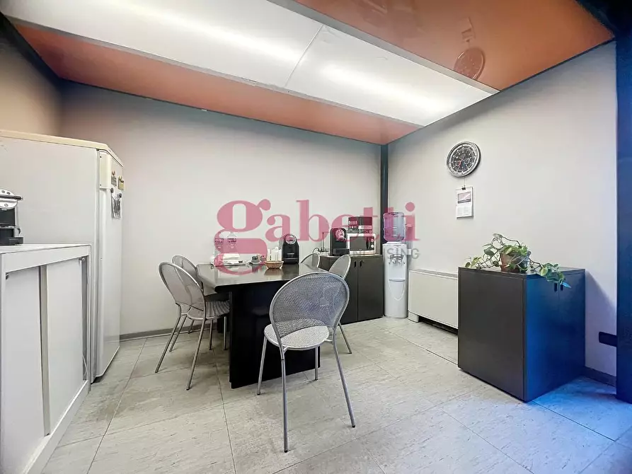 Immagine 18 di Locale commerciale in vendita  a Pisa