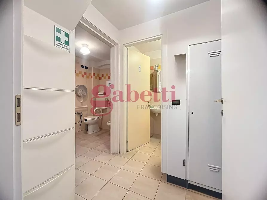 Immagine 10 di Locale commerciale in vendita  a Pisa