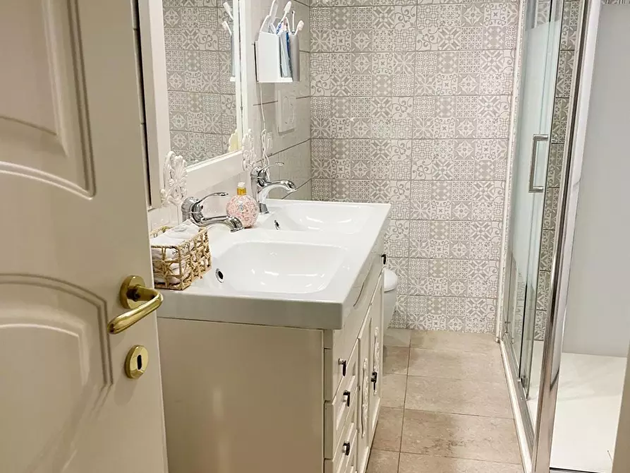 Immagine 17 di Appartamento in vendita  a Lucca