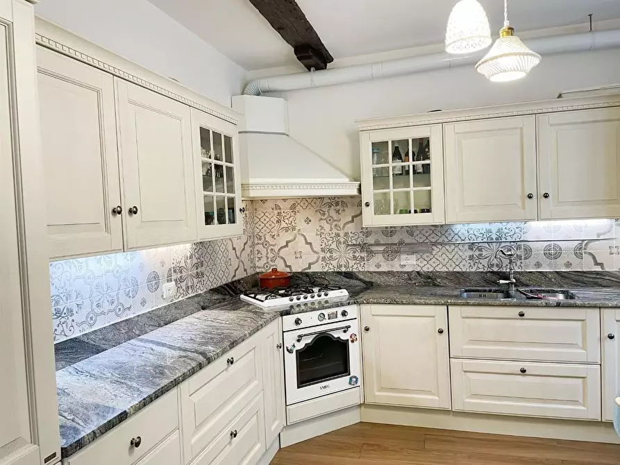 Immagine 11 di Appartamento in vendita  a Lucca