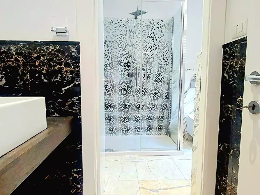 Immagine 16 di Villa in vendita  a Carrara