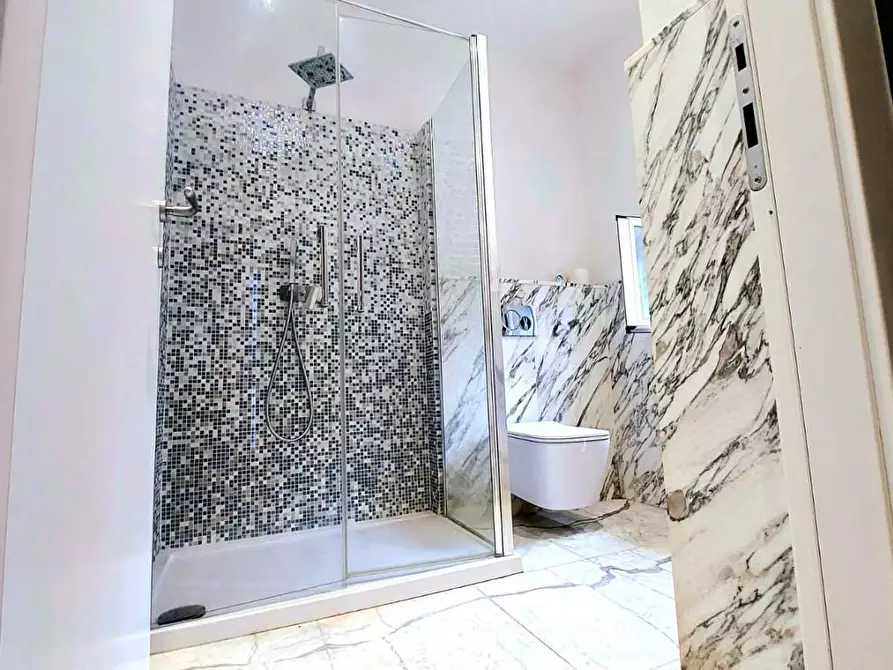 Immagine 4 di Villa in vendita  a Carrara