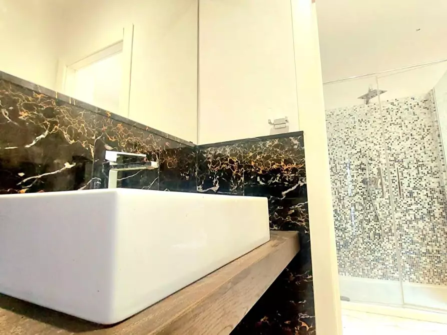 Immagine 37 di Villa in vendita  a Carrara